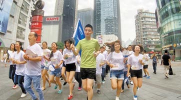 【重庆晨报】关爱皮肤病患者 爱心医院与市民健